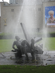 905112 Gezicht op de door Joop Hekman gemaakte beeldengroep 'Het feest der Muzen' met de spuitende fontein, in 1959 ...